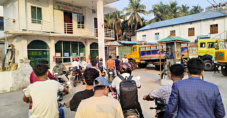 ফেনীতে লাইসেন্স ছাড়া মিলছে না তেল, পাম্পে পাম্পে তল্লাশি-জরিমানা