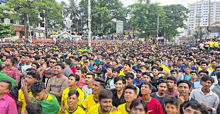 ফেনীতে বড় পর্দায় ব্রাজিলের খেলা দেখলেন হাজারো সমার্থক