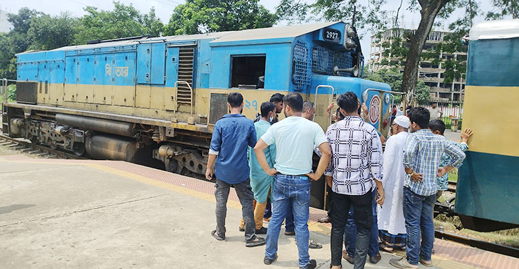 ফেনী স্টেশনে মেঘনা ট্রেনের ইঞ্জিন বিকল, যাত্রীরা ভোগান্তিতে
