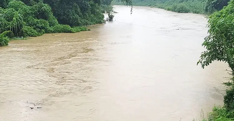 ফেনীতে বন্যা আতঙ্ক: ঘুম নেই নদীপাড়ের মানুষের চোখে