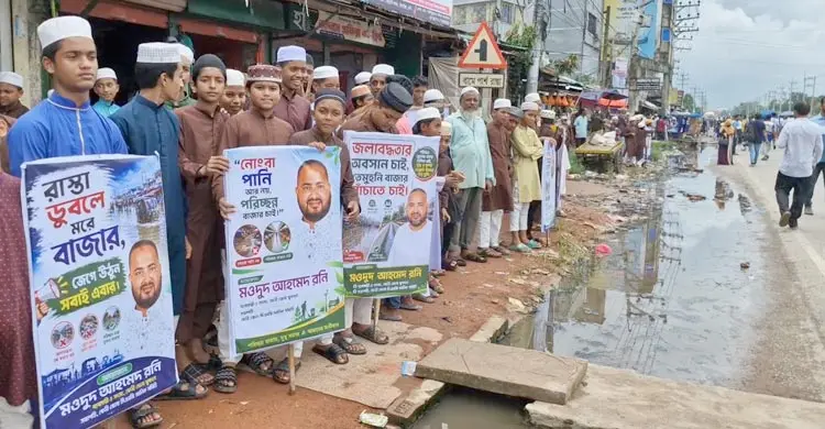সামান্য বৃষ্টিতেই বাজারে হাঁটু সমান পানি, টেকসই ড্রেন নির্মাণের দাবি