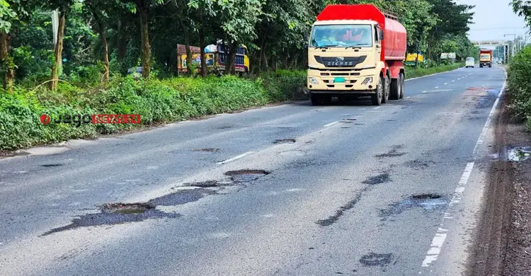 লাইফলাইন যখন ‘ডেথ ট্র্যাপ’: ফেনীর ২৭ কিলোমিটার পথ যেন আতঙ্কের করিডোর