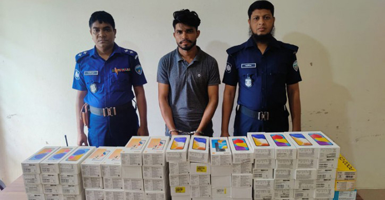 ৮৯ ভারতীয় মোবাইল ফোনসহ যুবক গ্রেফতার