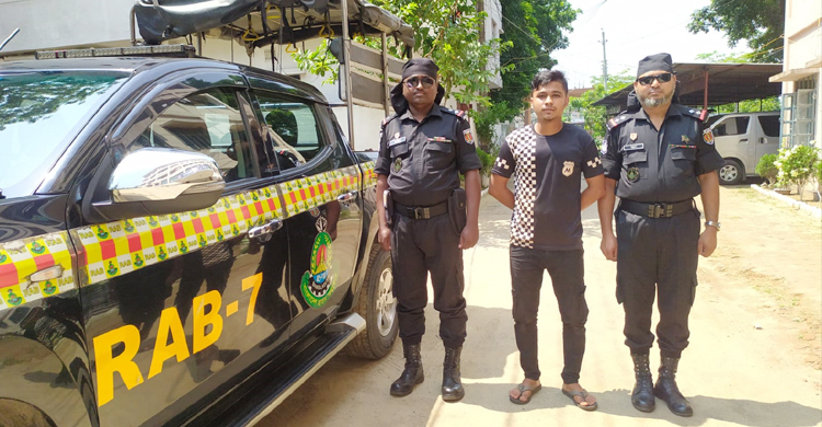 রং ও কুড়া মিশিয়ে ভেজাল মসলা তৈরি করতেন তিনি