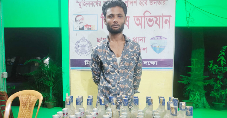 স্কুলের সামনে থেকে বিদেশি মদসহ কারবারি গ্রেফতার
