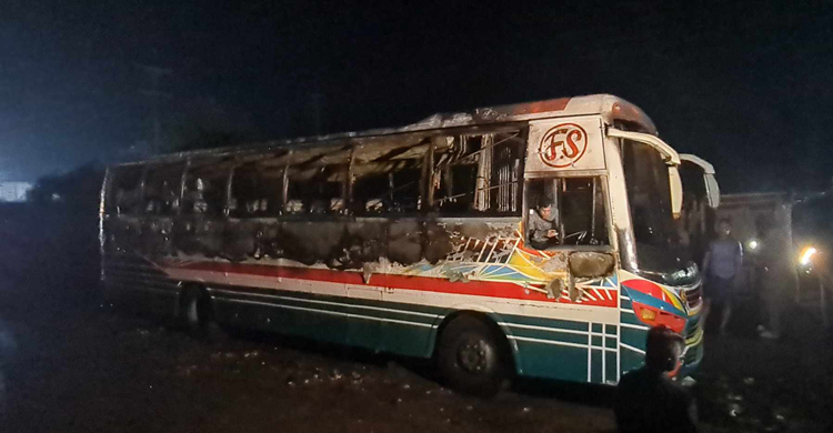 ফেনীতে বাসে আগুন দিয়ে পালালো দুর্বৃত্তরা