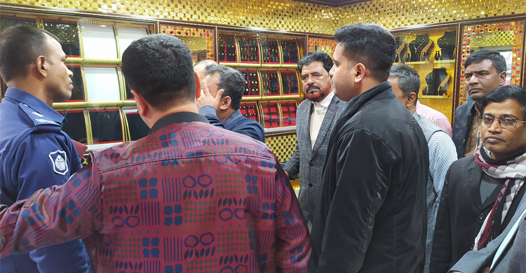 খাবার খেতে বাড়িতে ব্যবসায়ী, দোকান থেকে ১০০ ভরি সোনা উধাও