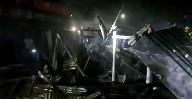 ফেনীতে বাজারে আগুন, ১৩ দোকান পুড়ে ছাই