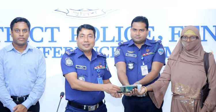 ৭০ হারানো মোবাইল উদ্ধার করে মালিকদের বুঝিয়ে দিলো ফেনীর পুলিশ