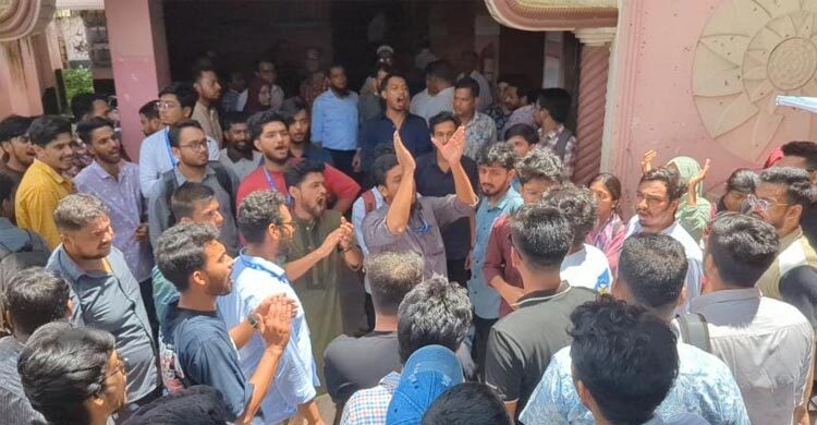 স্থায়ী ক্যাম্পাসের দাবিতে অবস্থান কর্মসূচি