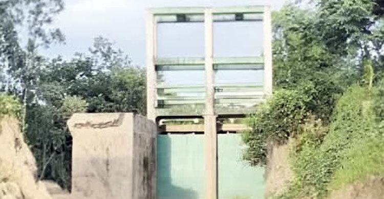 কাজে আসছে না ৬০ লাখ টাকার স্লুইস গেট