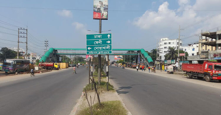 নিয়ন্ত্রণ হারিয়ে গাছে ধাক্কা কাভার্ডভ্যানের, প্রাণ গেল চালকের