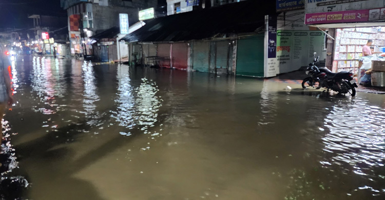 মুহুরী নদীর পানি বেড়ে ফুলগাজী বাজার প্লাবিত
