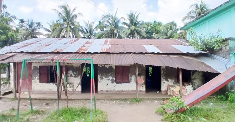৫ যুগ ধরে ঝুঁকিপূর্ণ ঘরে পাঠদান