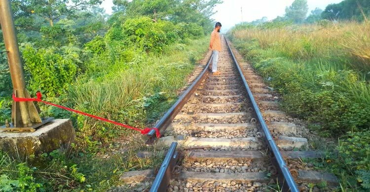 রেললাইনের ফিশপ্লেট খুলে লাল কাপড় বেঁধে দিলো দুর্বৃত্তরা