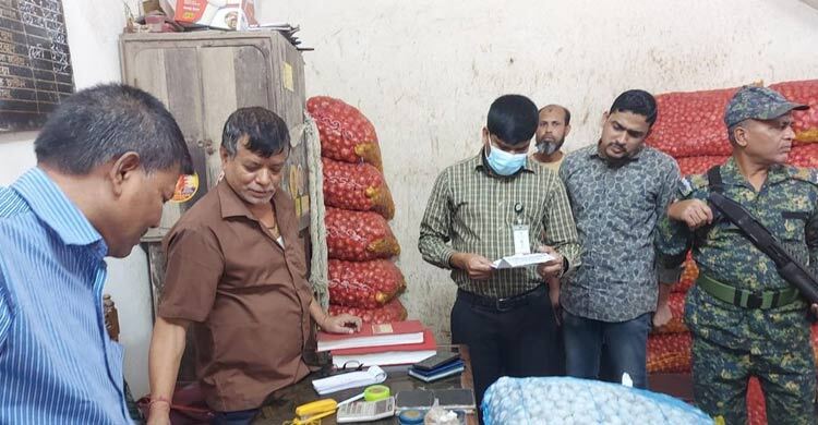 অতিরিক্ত দামে পেঁয়াজ বিক্রি, ২ আড়তদারকে জরিমানা