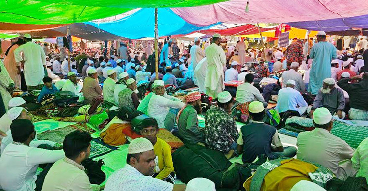 ফেনীতে বিভাগীয় ইজতেমায় জুমার নামাজে মুসল্লির ঢল