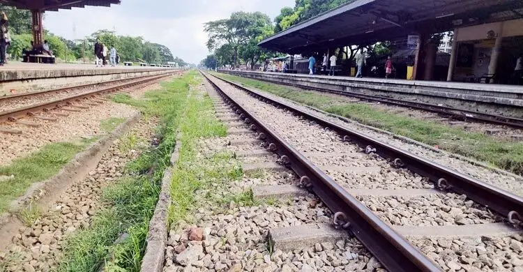 হেডফোন কানে দিয়ে রেললাইনে, ট্রেনে কাটা পড়ে প্রাণ গেলো যুবকের