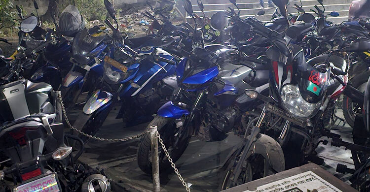 ফেনীতে পুলিশের অভিযানে ৭৫ মোটরসাইকেল-সিএনজি জব্দ