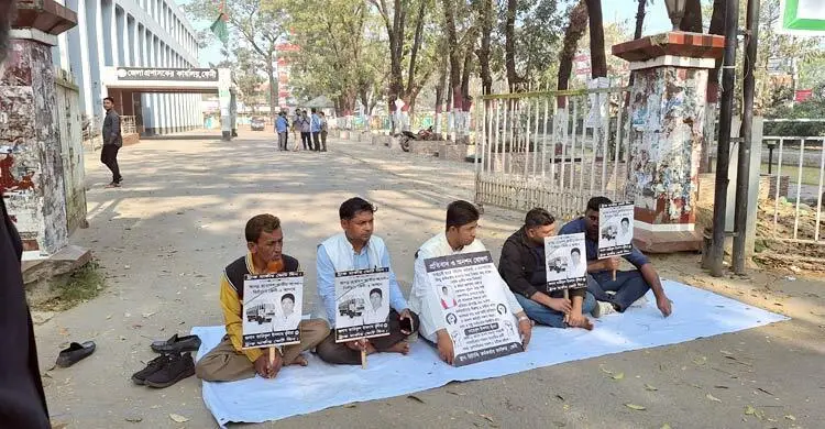 ফেনীতে রিটার্নিং কর্মকর্তার কার্যালয়ের সামনে এমপি প্রার্থীর অনশন