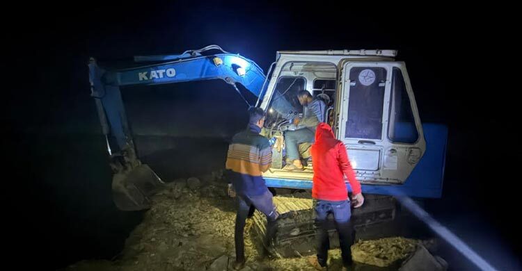 ফেনীতে জমির টপসয়েল কাটা বন্ধে মধ্যরাত পর্যন্ত অভিযান