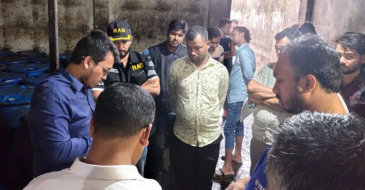 ৮ হাজার লিটার ভোজ্যতেল মজুতের অপরাধে জরিমানা অর্ধলাখ