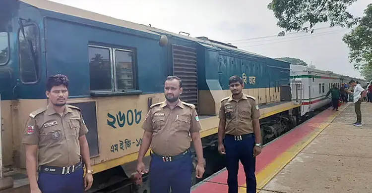 চট্টলা এক্সপ্রেসের ইঞ্জিনে ত্রুটি, ফেনীতে আটকা ৮০০ যাত্রী