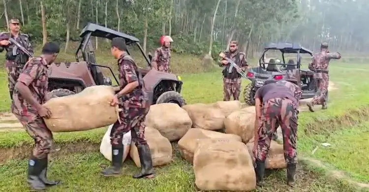 ফেনী সীমান্তে ৬২ লাখ টাকার ভারতীয় শাড়ি জব্দ