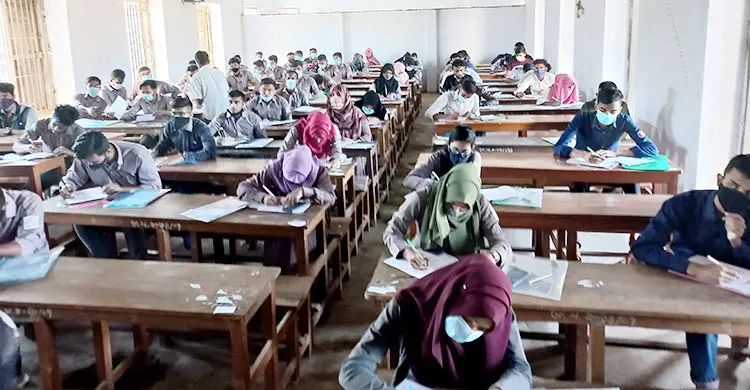ফেনীতে বাড়ছে ঝরে পড়ার হার