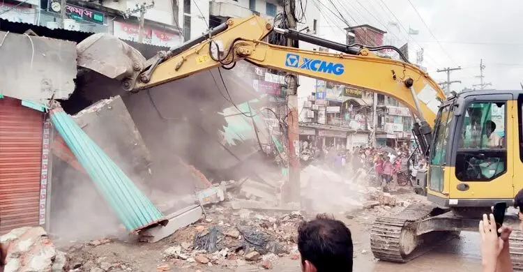 সড়কের জায়গায় আওয়ামী লীগের কার্যালয়, গুঁড়িয়ে দিল প্রশাসন