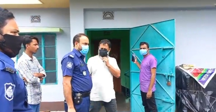 চেয়ারে বসা অবস্থায় পড়ে ছিল ঠিকাদারের অর্ধগলিত মরদেহ