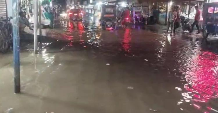 মুহুরী নদীর পানিতে প্লাবিত ফুলগাজী বাজার