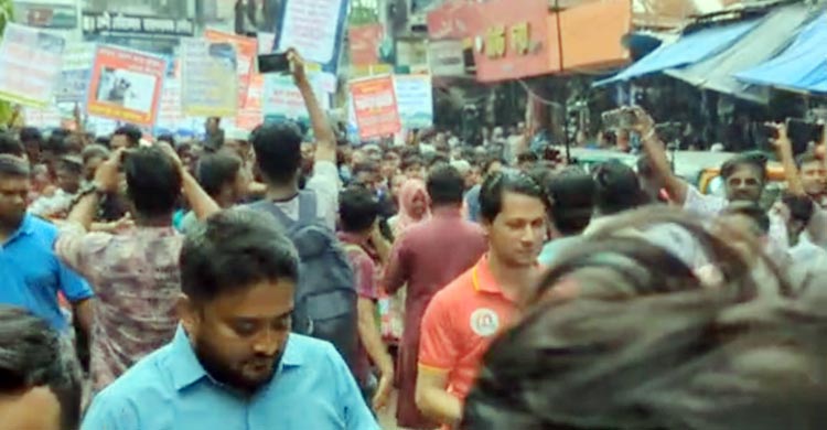 টেকসই বাঁধ নির্মাণের দাবিতে পাউবো অভিমুখে এলাকাবাসীর পদযাত্রা