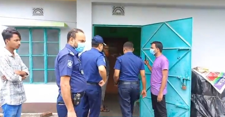 চেয়ারে বসা অবস্থায় পড়ে ছিল ঠিকাদারের অর্ধগলিত মরদেহ