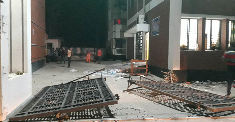 লোডশেডিংয়ের প্রতিবাদে ফেনীতে পল্লী বিদ্যুতের অফিসে হামলা