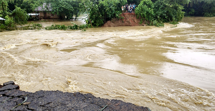 বৃষ্টি কমায় কমছে নদীর পানি, তবুও প্লাবিত শতাধিক গ্রাম