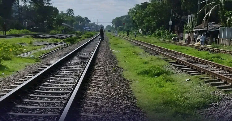 ফেনীতে ট্রেনে কাটা পড়ে দুই যুবক নিহত