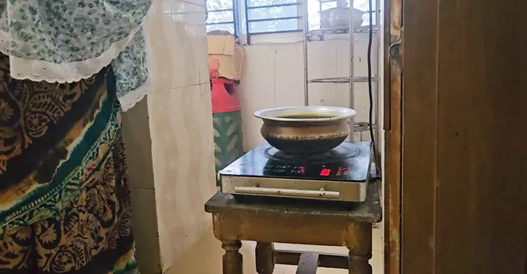 জ্বলেনা চুলা, রাস্তায় নেই যান