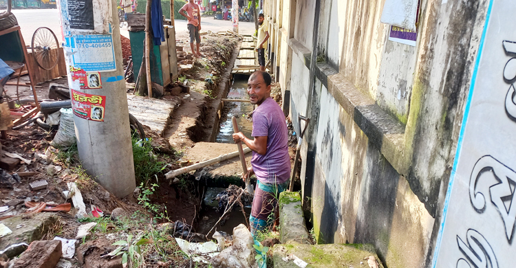 পরিষ্কার হলো লার্ভা, ঢেকে দেওয়া হচ্ছে সেই ড্রেন