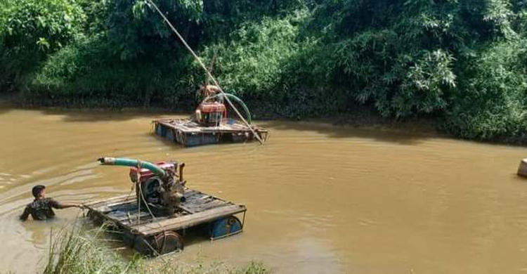 অবৈধভাবে বালু উত্তোলন, ড্রেজার মেশিন জব্দ
