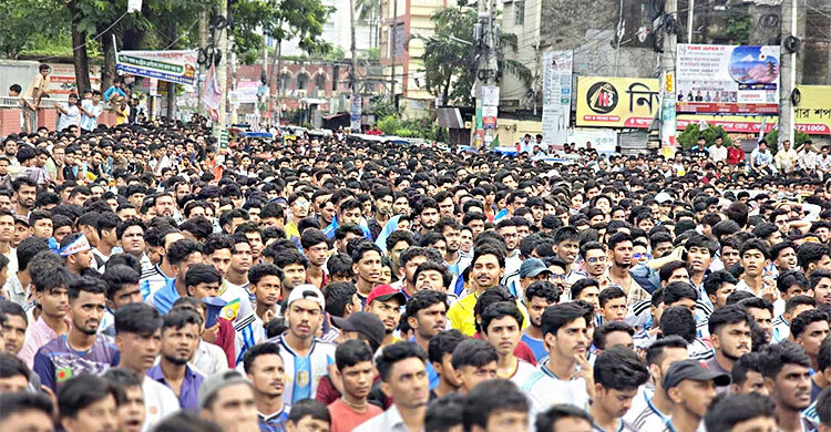 ফেনীতে বড় পর্দায় আর্জেন্টিনার খেলা দেখলেন শত শত ভক্ত-সমর্থক