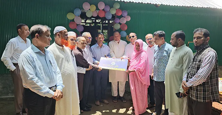 বন্যায় ঘর হারানো পারভীনের পাশে দাঁড়াল আঞ্জুমান