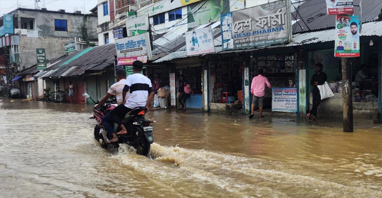 মুহুরী নদীর পানি কমলেও কাটেনি আতঙ্ক