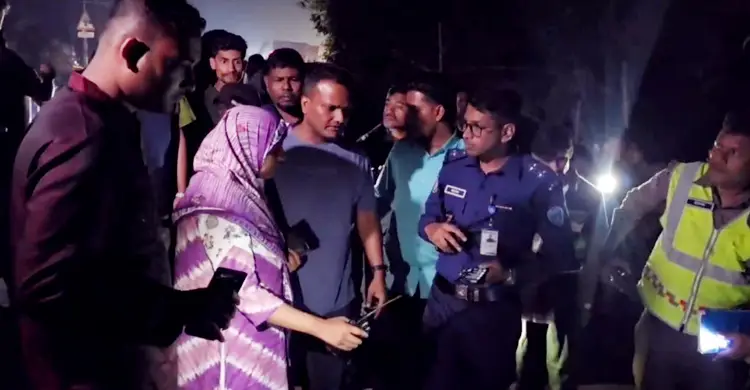 ছিনতাইকারীর ধাক্কায় ছিটকে পড়লেন অটোরিকশার চালক, গাড়িচাপায় গেল প্রাণ