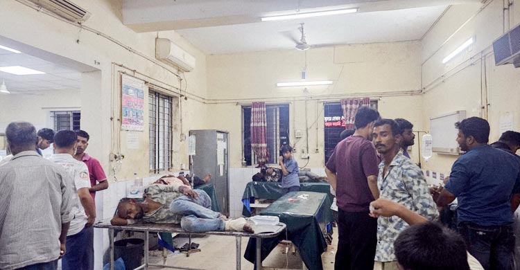 গ্যাসবোঝাই ট্রাকের পেছনে কাভার্ডভ্যানের ধাক্কা, নিহত ২