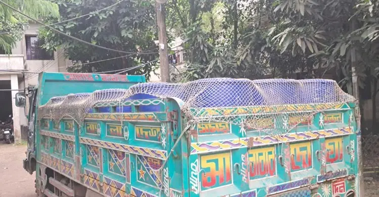 ছিনতাই করা মাছের পিকআপ উদ্ধার, ২ লাখ টাকার মাছ নষ্ট