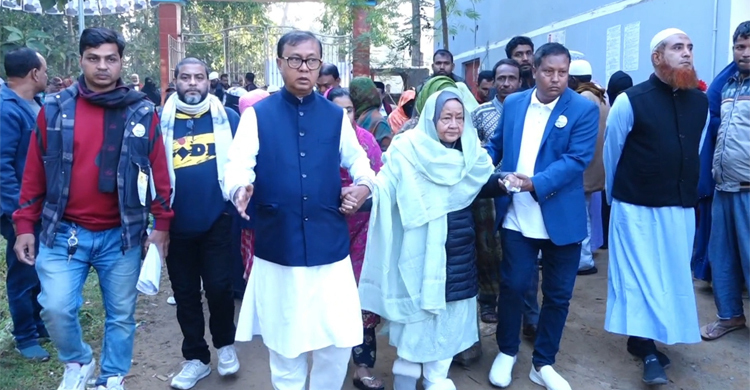 বৃদ্ধা মাকে নিয়ে ভোট দিলেন নৌকার প্রার্থী