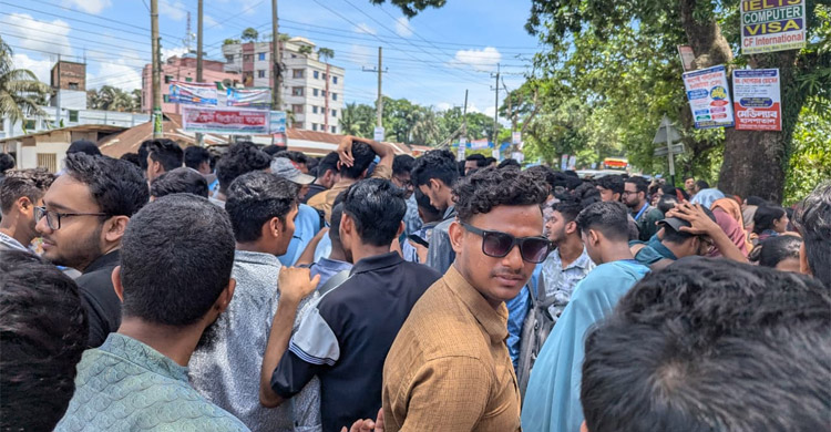ফেনী ইউনিভার্সিটিতে তালা ঝুলিয়ে দিলেন শিক্ষার্থীরা