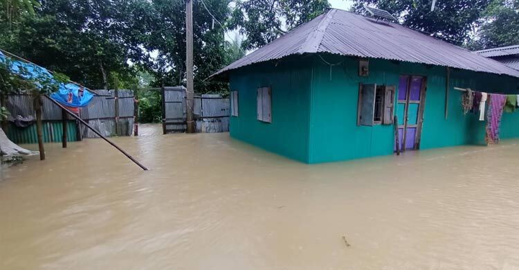 ফেনী-পরশুরাম যান চলাচল বন্ধ, প্লাবিত হচ্ছে নতুন নতুন এলাকা