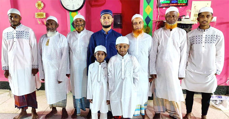 জামাতে ফজর নামাজ পড়ে ঈদের পোশাক উপহার পেলেন ১০ মুসল্লি